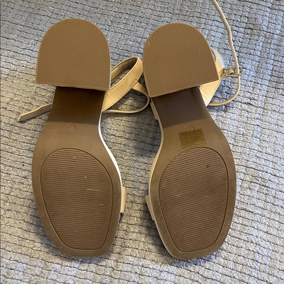 Ladies sandals like new fit size 7 1/2 to 8 1/2 - Picture 5 of 7